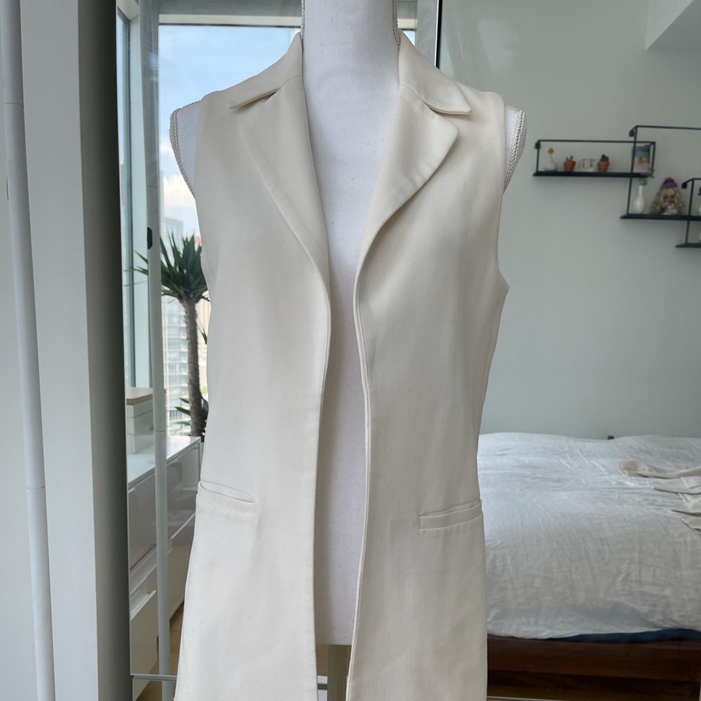 White sleeveless shirt